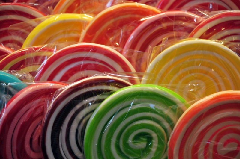 confiserie-ST MARTIN D ENTRAUNES-min_lollipops_candy_candies_colors_sugar-761478